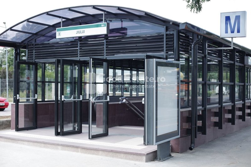 Bucurestii Noi 50A, iesire metrou Jiului, Nord, Pajura Kaufland Sector 1
